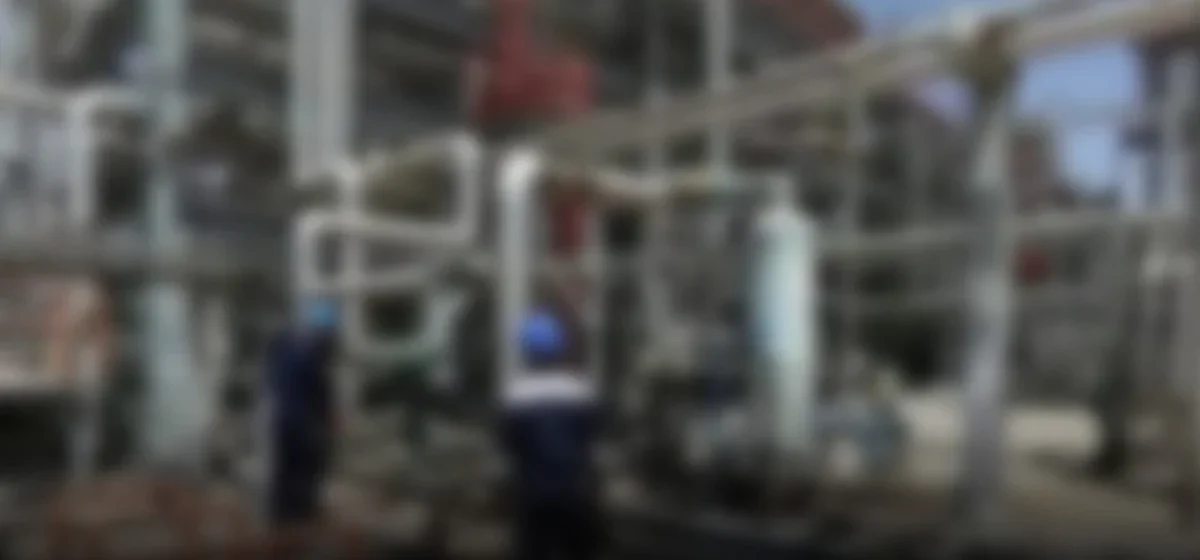 El petróleo Brent alcanza los 99,60 dólares en medio de tensiones geopolíticas