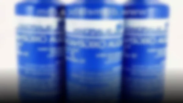 Descubre el poder del agua oxigenada: la solución económica para un refrigerador impecable