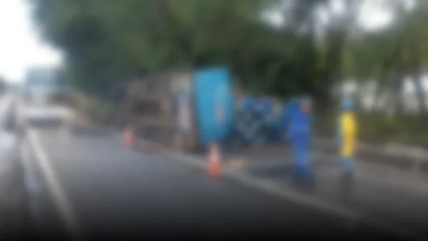 Inseguridad vial en la Costa Verde: bloques de concreto transforman la vía rápida en un estacionamiento improvisado
