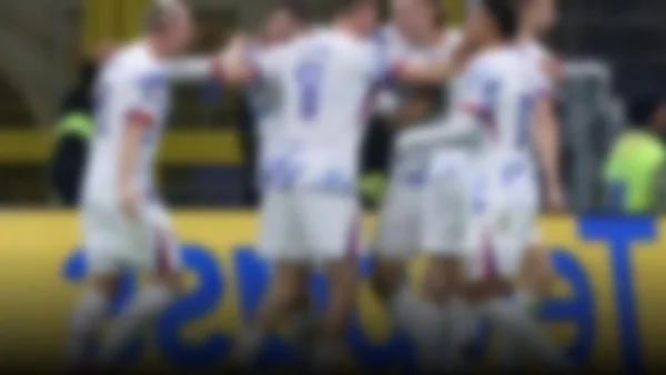 El beso que unió a Noruega: la emotiva celebración de Solbakken tras la clasificación al Mundial 2026