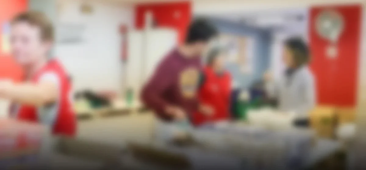 Los Ángeles lanza una campaña de distribución de alimentos gratuitos para combatir la crisis económica