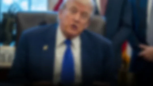 Trump desata controversia al eliminar protecciones laborales para miles de funcionarios federales