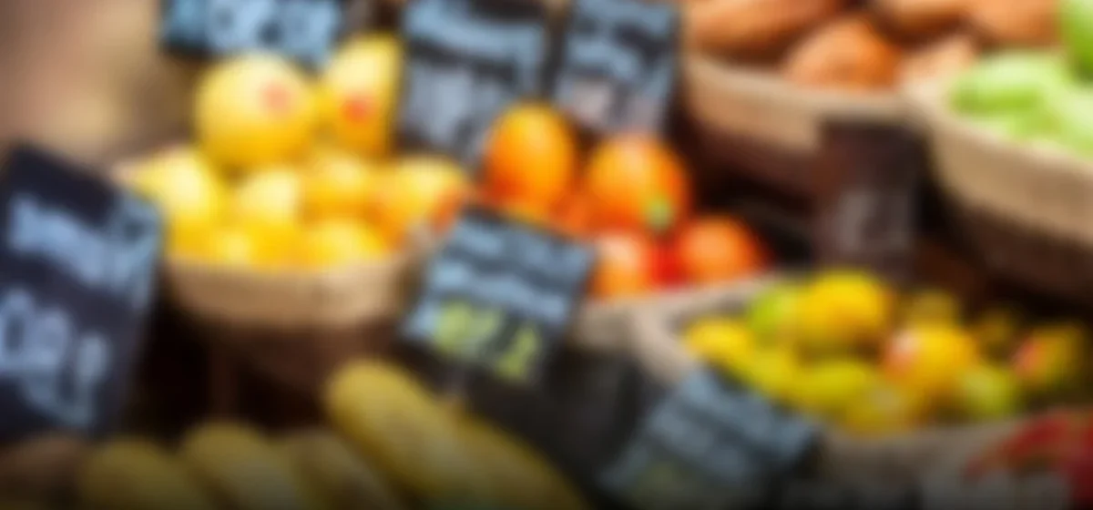 California se prepara para un aumento en los precios de alimentos: la nueva ley de plásticos y su impacto económico