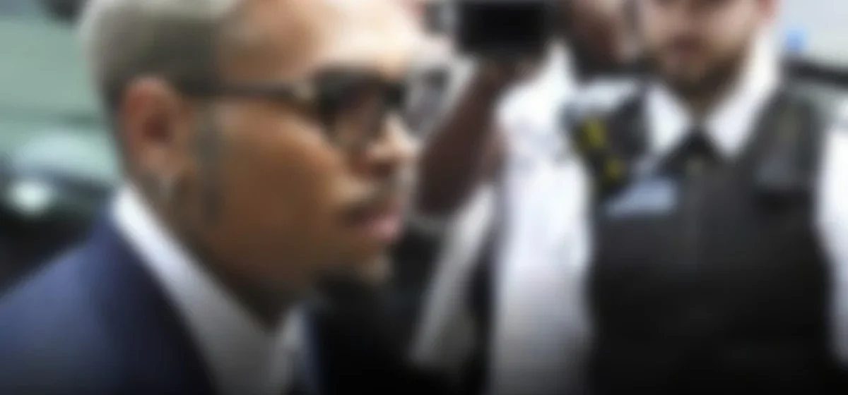 Chris Brown enfrenta la justicia en Londres tras agresión en discoteca