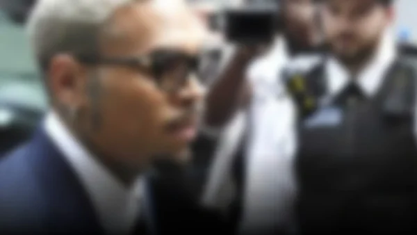Chris Brown enfrenta la justicia en Londres tras agresión en discoteca