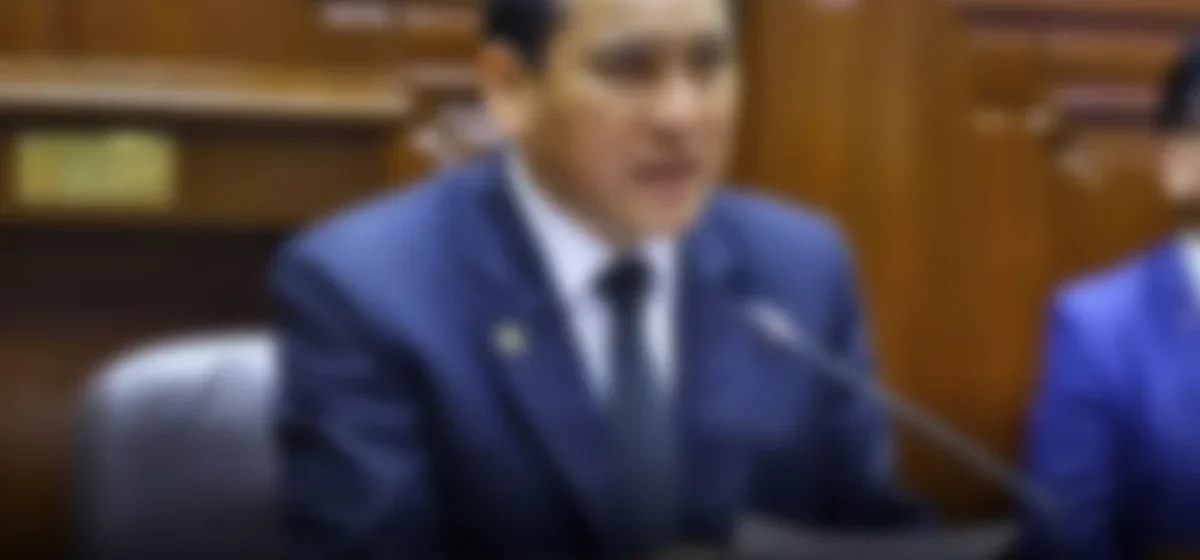 Flavio Cruz asume el Ministerio de Trabajo en medio de controversias y desafíos legales