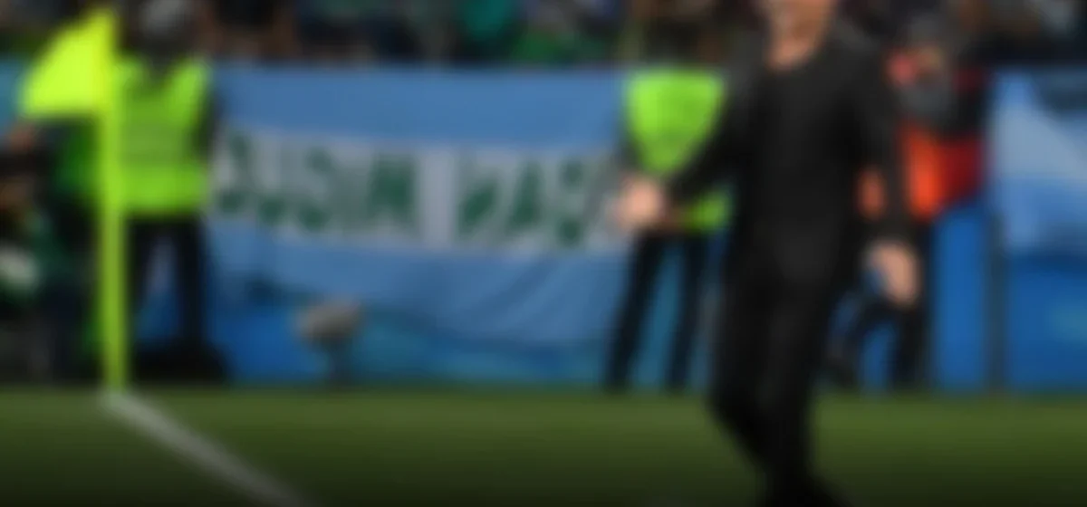 Jorge Sampaoli enfrenta un desafío en su regreso al fútbol argentino tras una dura derrota