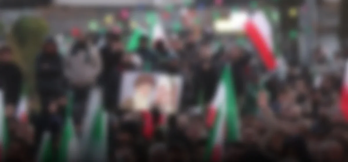 Teherán se une en fervor religioso mientras claman venganza tras la muerte de Alí Jamenei
