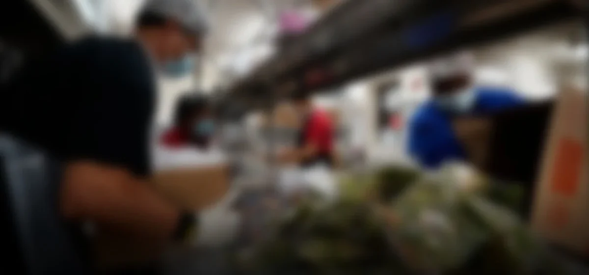 Los Ángeles ofrece alimentos gratuitos: una mano amiga para las familias necesitadas