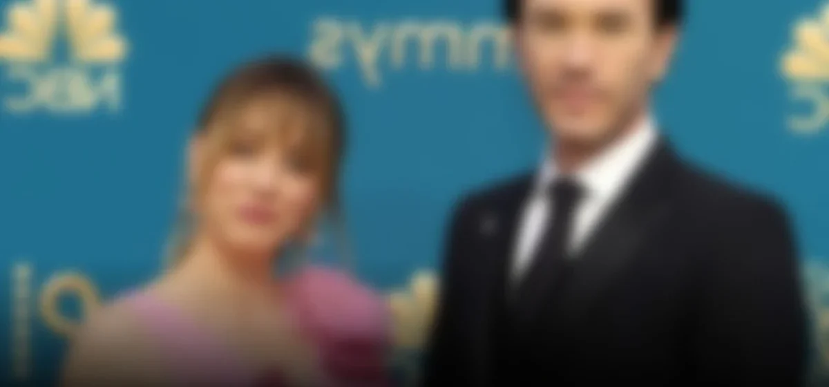 Emmy 2023: Tom Pelphrey conmueve con su discurso y hace llorar a Kaley Cuoco