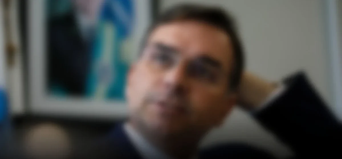 Flávio Bolsonaro en el ojo del huracán: investigación por corrupción en la producción de película familiar