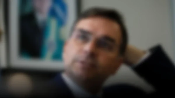 Flávio Bolsonaro en el ojo del huracán: investigación por corrupción en la producción de película familiar