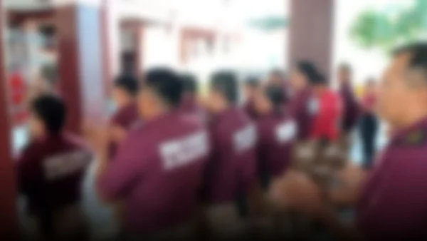 Un exbombero transforma su pasión en solidaridad: espadas de madera que ayudan a estudiantes