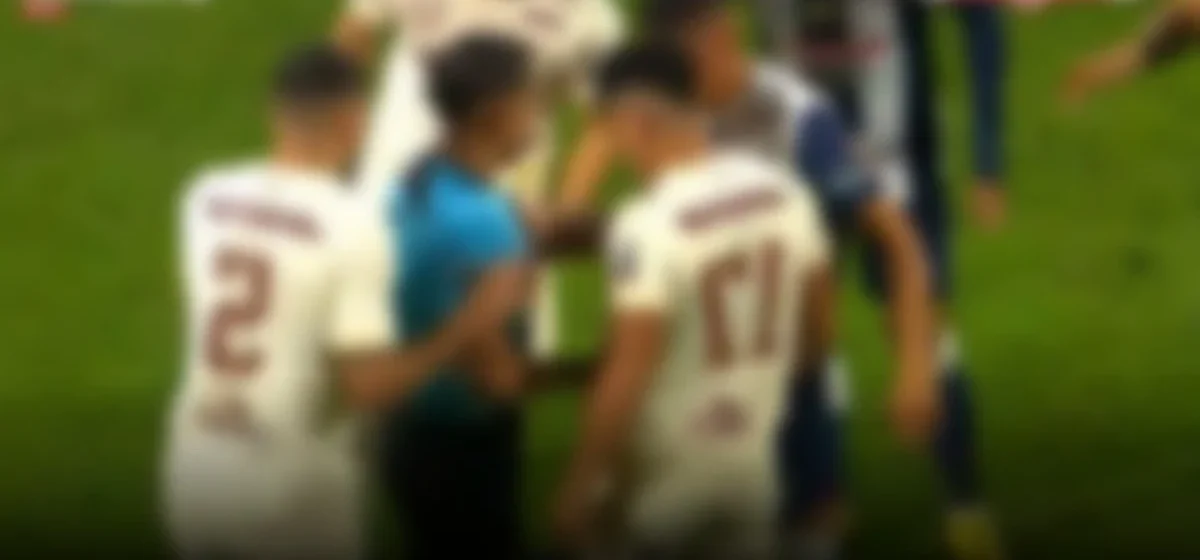Universitario sorprende a Alianza Lima en un clásico marcado por un inesperado blooper