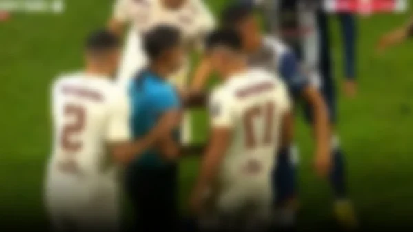 Universitario sorprende a Alianza Lima en un clásico marcado por un inesperado blooper